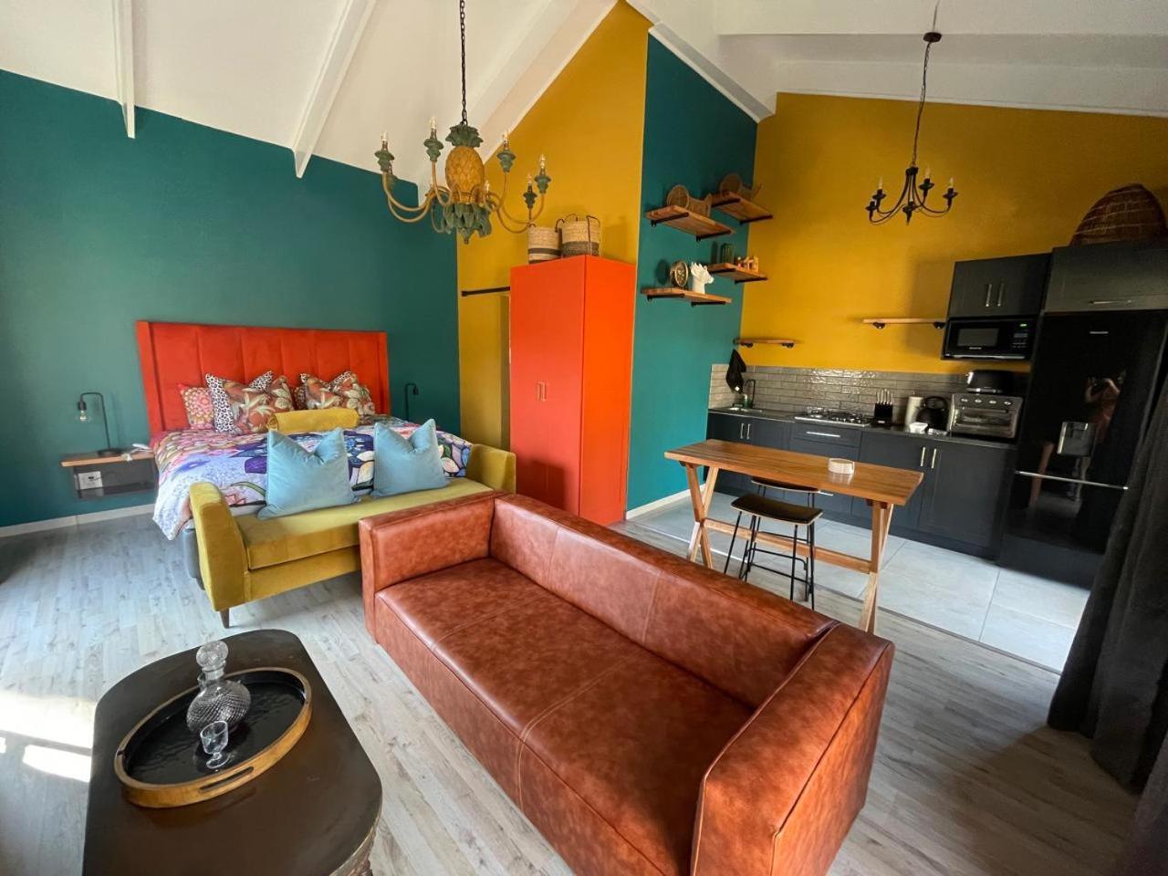 Periwinkle, Grove ,Acorn & Sage Cottages Clarens Room photo