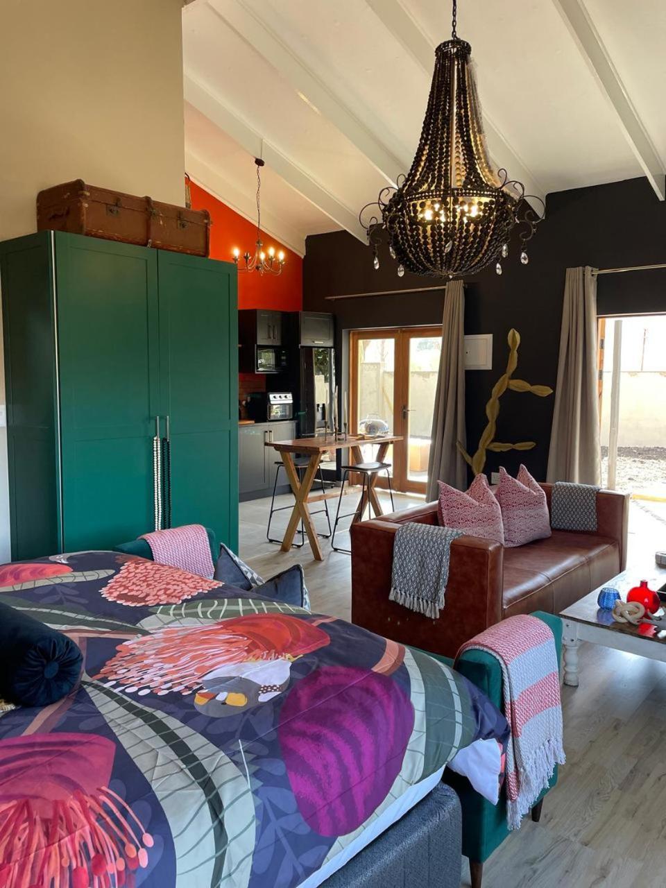 Periwinkle, Grove ,Acorn & Sage Cottages Clarens Room photo
